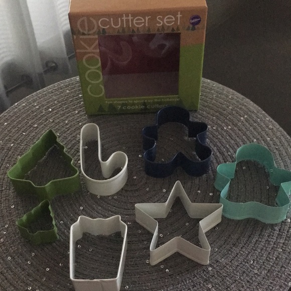 NWT Wilton Metal Christmas Cookie Cutters-7 shapes - Picture 1 of 3